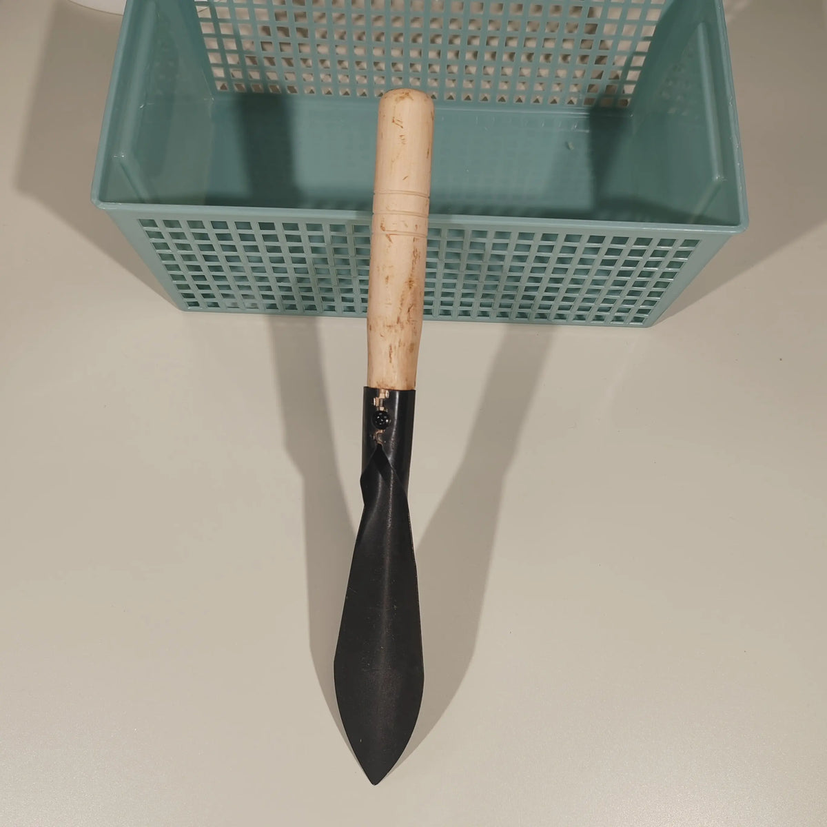 Manganese Steel Garden Trowel – Wooden Handle Digging & Weeding