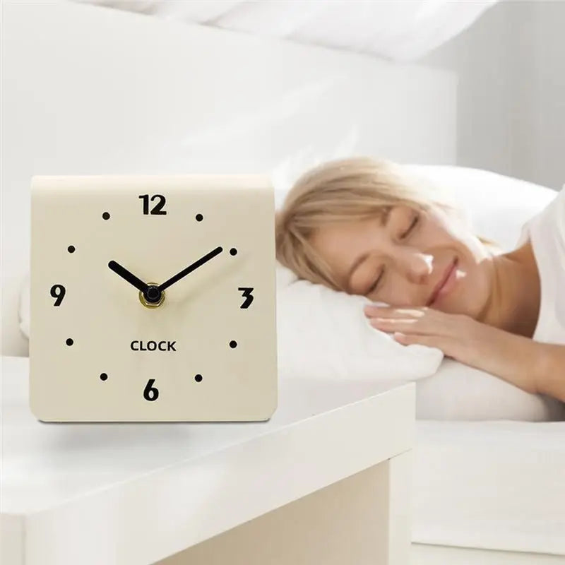 Retro Silent Desktop Alarm Clock – No-Tick Quartz Décor