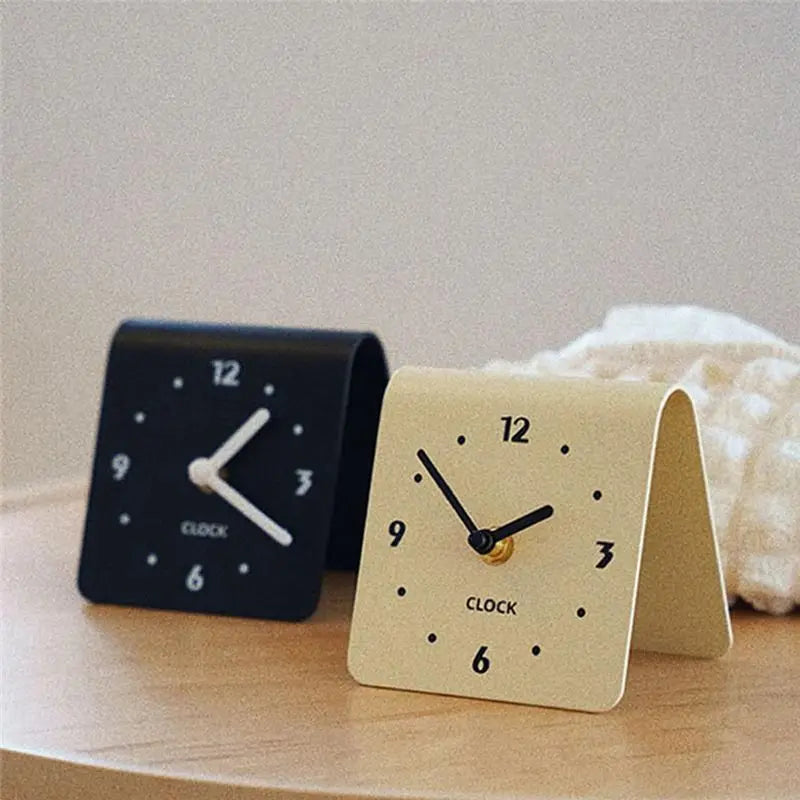 Retro Silent Desktop Alarm Clock – No-Tick Quartz Décor