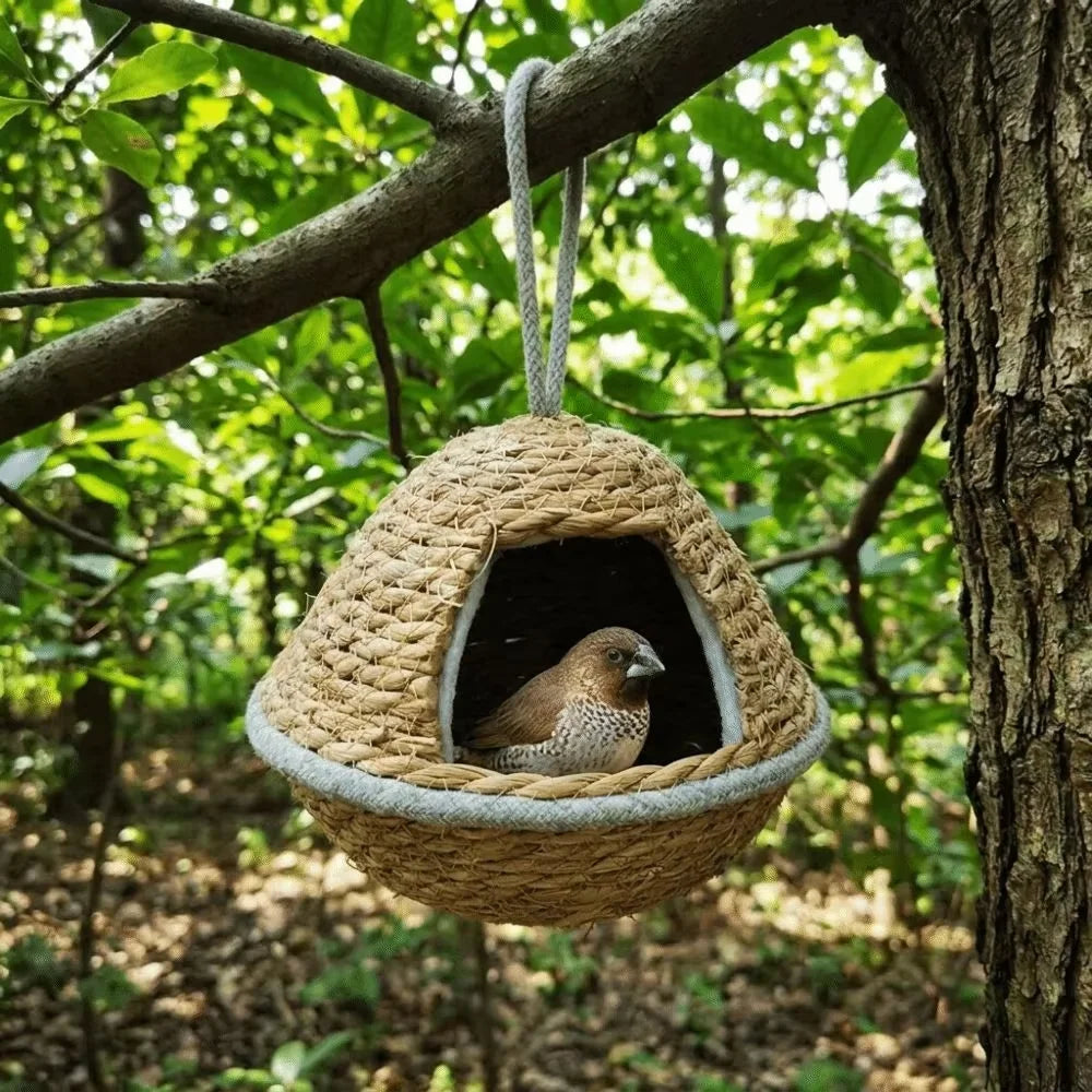 Hand-Woven Grass Bird House – Breathable Hanging Outdoor Nest